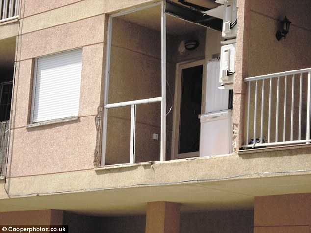 A csótányirtó spray felrobbant a kezében - kiszakadt a lakás fala is