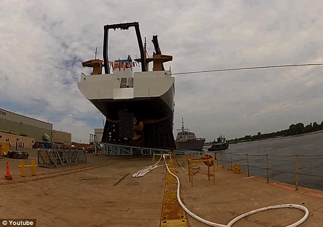 Drámai videó: szilánkok és hullám egy hajó vízre szállásakor (vízre esésekor)
