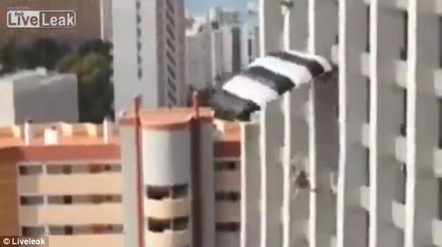 Videó! A bázisugró épületnek ütközött