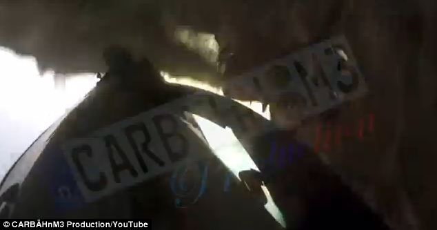 Videó! Szikláról zuhant a mélybe az autó