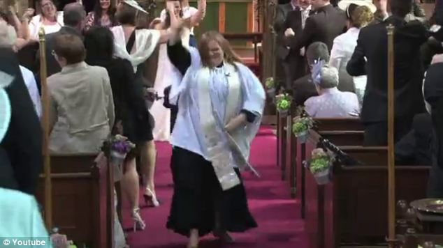 Megdöbbentő esküvő: a lelkésznő diszkó táncot adott elő a templomban - videóval! 