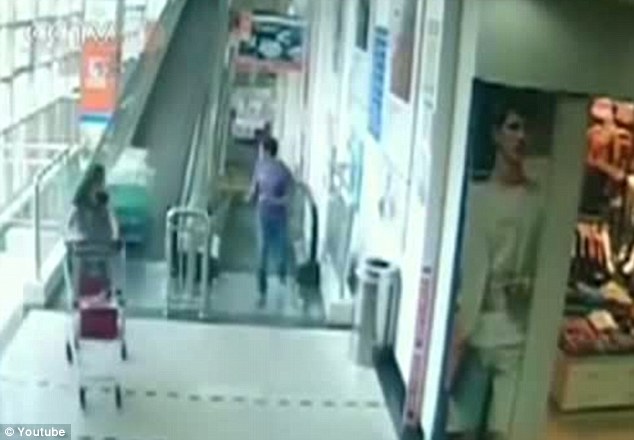 Sokkoló videó! Egy bevásárlókocsi ölte meg a kínai nőt