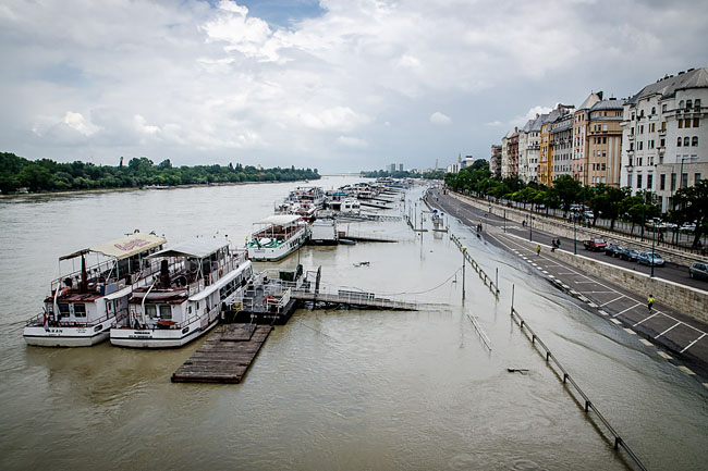 Árvíz - OMIT: reggel óta átlagosan tíz centivel emelkedett a Duna vízszintje