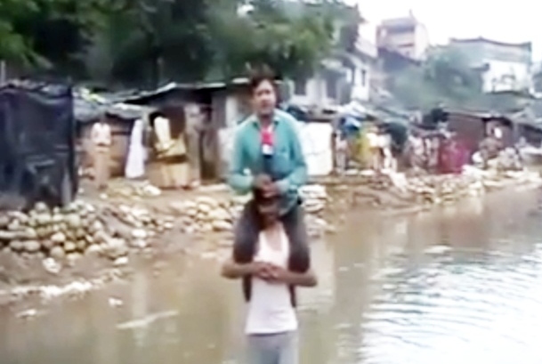 Videó! Az indiai tévés egy árvízkárosult vállán ülve tudósított - nagy botrány lett