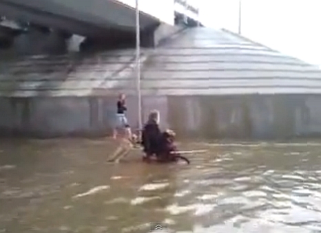 Videó! Kutyája tolta kifelé az árvízből a kerekesszékes férfit