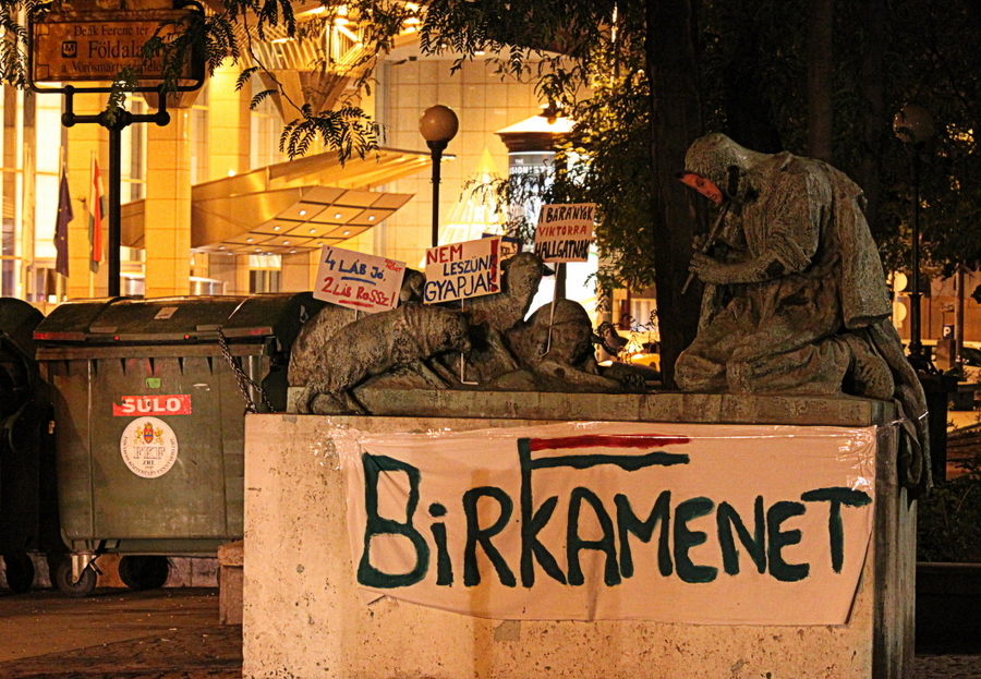 Orbánosították az Erzsébet téri szobrot - fotók!