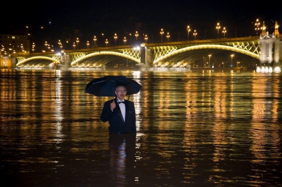 Videó! Esernyővel ment a Dunába hogy lássa az emberek reakcióját!