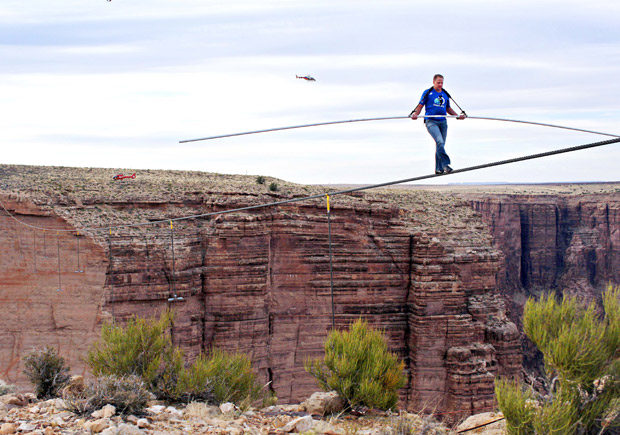 Videó! A Grand Canyon felett kötélen egyensúlyozott a férfi