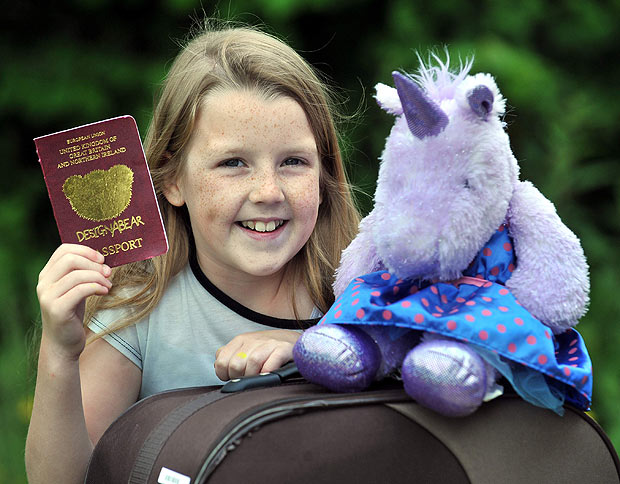 A kislány unikornisa útlevelével ment át a reptéri vizsgálaton