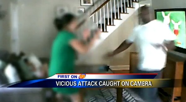Kamera rögzítette, amint egy férfi betör egy lakásba és megveri az ott lakó nőt!