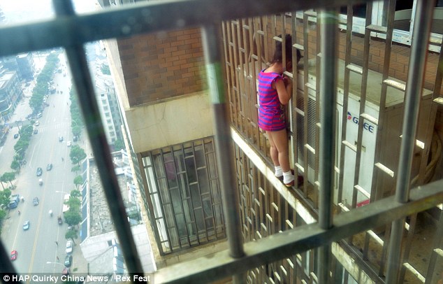 Drámai pillanatok: az 5 éves kislány feje 24 emelet magasan szorult a rácsok közé