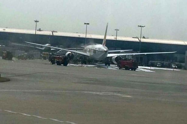 Etihad-plane-is-on-fire-at-London-Heathrow-pictwittercomUhS1Ph8Mpw-2048331