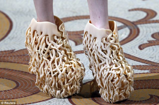 A természet ihlette gyökérzetet imitáló cipők Párizsban 