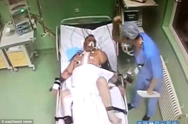 Az orvos szíven és arcon ütötte az intenzíven fekvő beteget, aki ezután meghalt - videó!