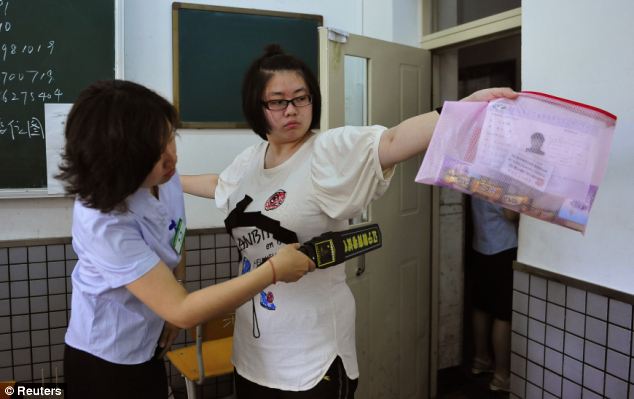 Kínában a diáklányok nem viselhetnek melltartót a vizsgán 