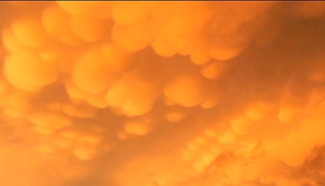 Lenyűgöző videó! Narancssárga gombafelhők jelentek meg az égen