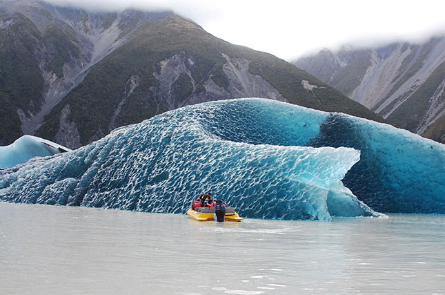 A jéghegy Új-Zéland legnagyobb gleccser folyamáról