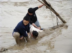 Rescuers save a man who had intended to commit suicide by jumping into a river in Ruian