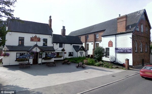  Wilmot Arms pub, ahol az apja a tulaj