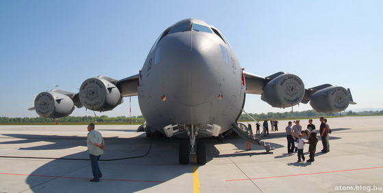 Új hangár építési területét adta át a pápai légi bázison a NATO főtitkára