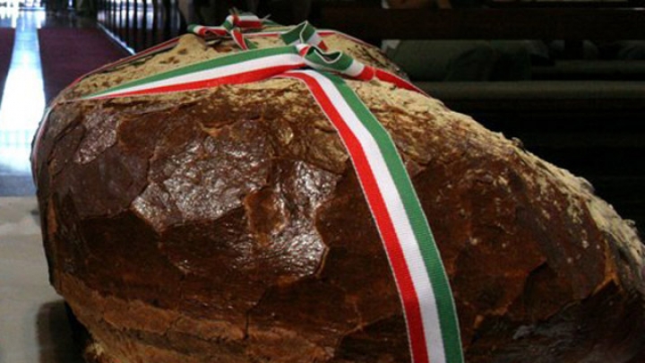 Augusztus 20. - A Kárpát-medence 150 kilogrammos kenyerét sütik meg Szolnokon