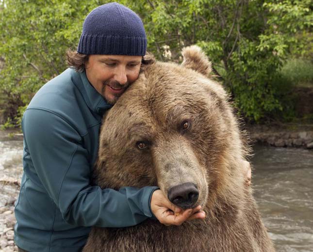 Elválaszthatatlan barátság ember és medve között