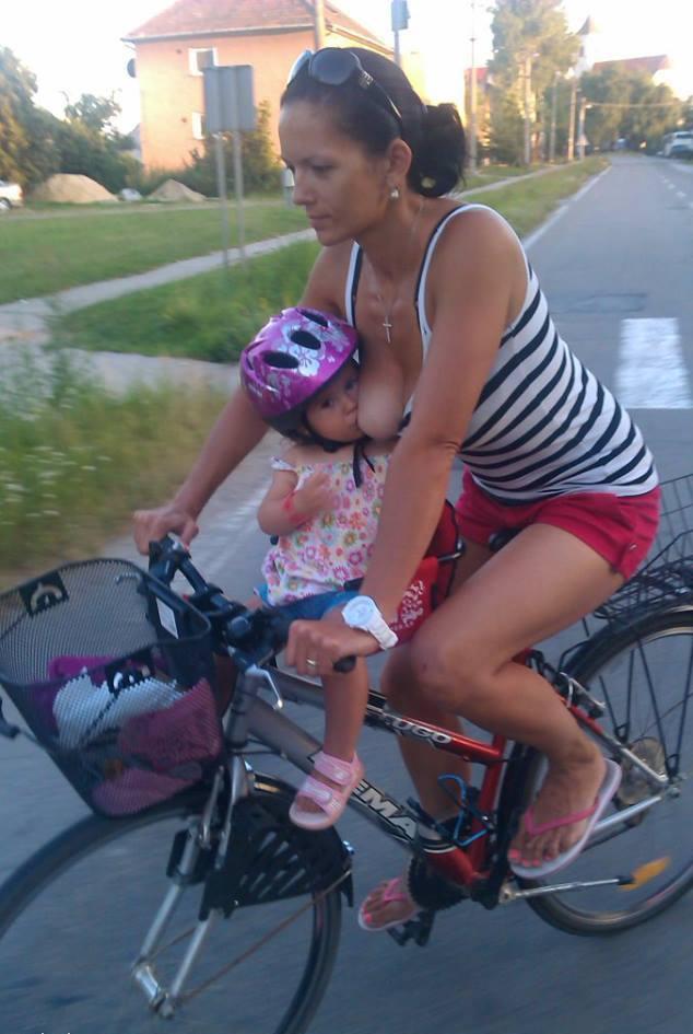 Biciklizés közben szoptatta a gyermekét egy anya