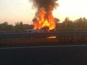 Lángol egy rendőrautó az M5 autópályán - teljes útzár - VIDEÓ