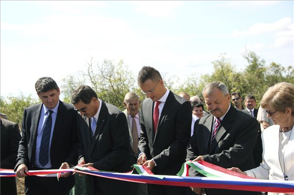 Új összekötő út átadása a magyar-szlovák határon