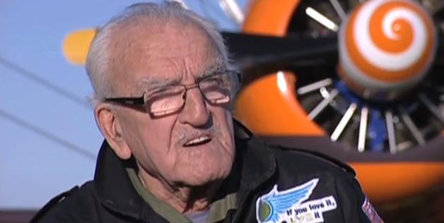 A repülő szárnyain egy 93 éves bácsi utazott