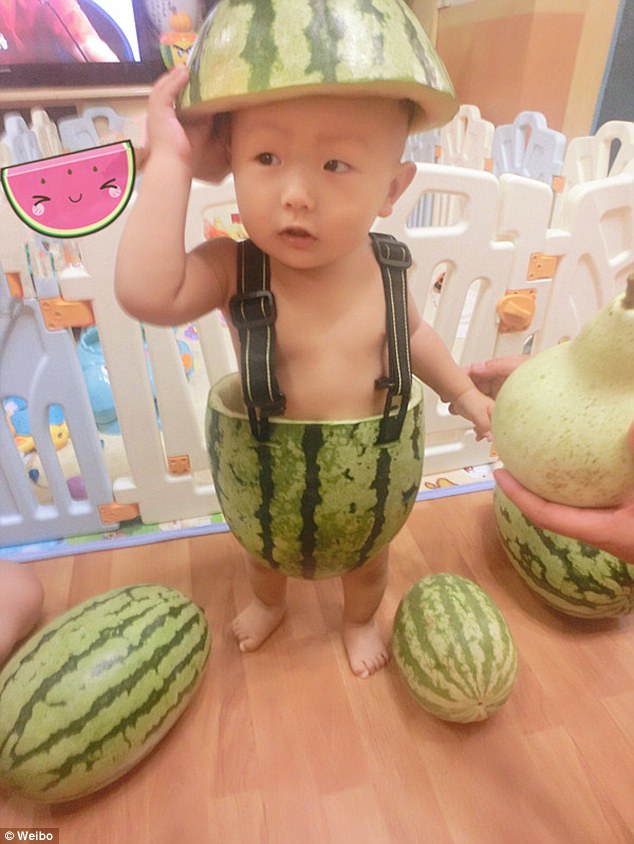 Kínában trendi lett görögdinnye ruhával hűteni a kisgyerekeket 
