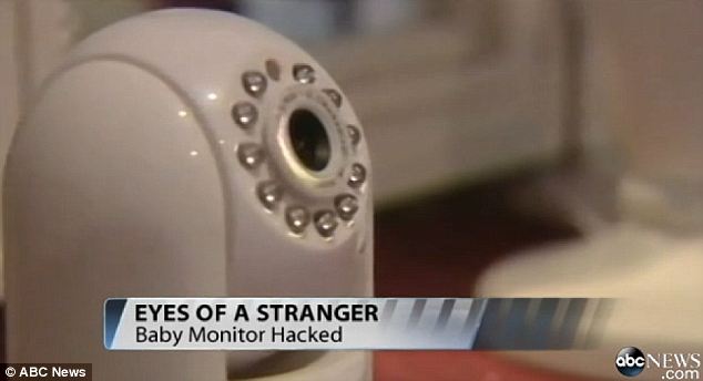 A hacker feltörte a bébiőr kamerát és azon keresztül zaklatta a két éves kislányt