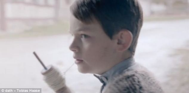 Botrány kavart egy reklámfilm, ahol a gyerek Hitlert elüti egy autó - videó