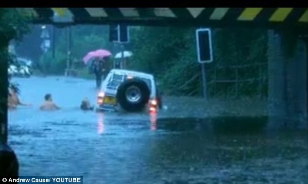 Elárasztott kocsiból mentett ki egy családot két lány - videó
