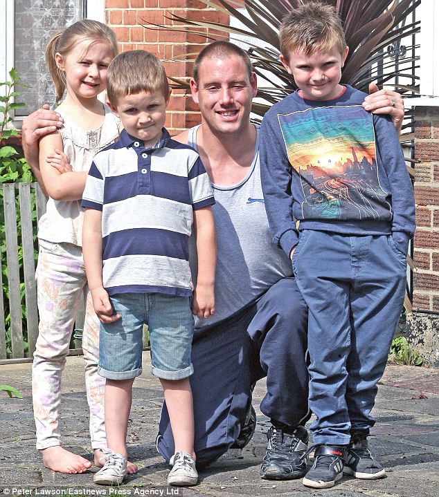 article-2401683-1B74824D000005DC-5_634x719