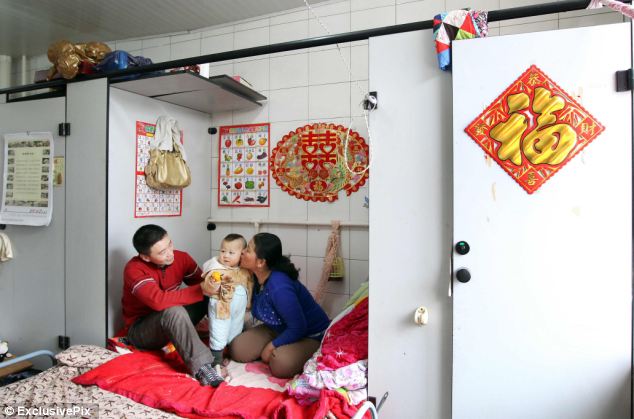 Mellékhelyiségben rendezte be otthonát egy kínai család