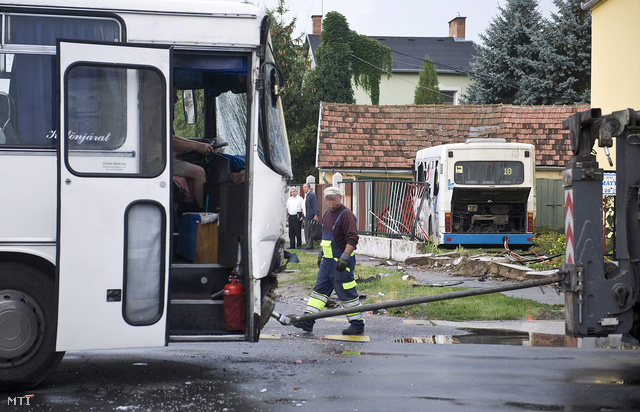 Két busz ütközött Kecskeméten, az egyik átment egy téglafalon is és egy garázssor állította csak meg