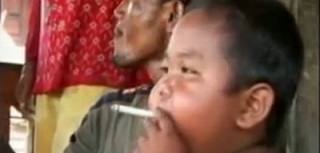 Egy kétéves kisgyermek napi 40 szál cigarettát szív el- VIDEÓ!