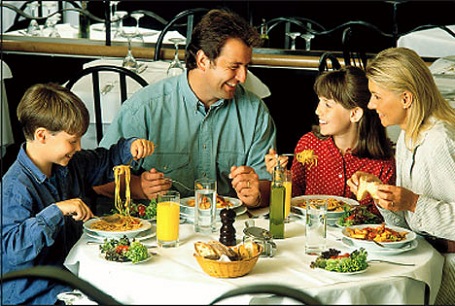 A családi asztalnál való beszélgetés növeli a gyerekek magabiztosságát