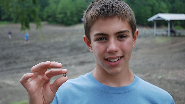 Csak lehajolt és felvette: ötkarátos gyémántot talált a 12 éves fiú