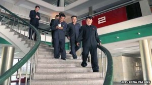 Észak-Korea vezetői látogatása a gyerektáborban