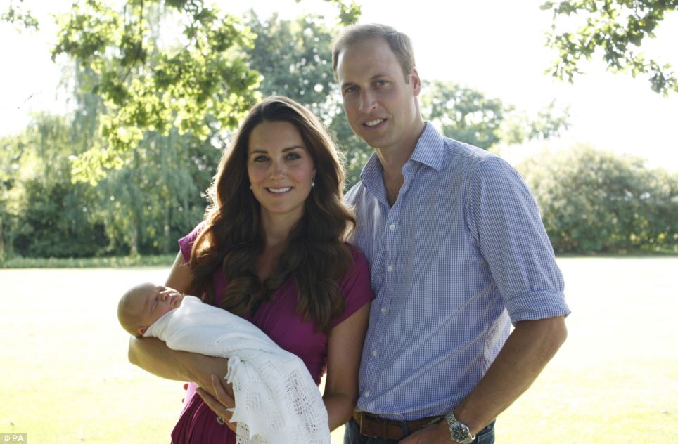Újabb fotók a kis György hercegről családi körben