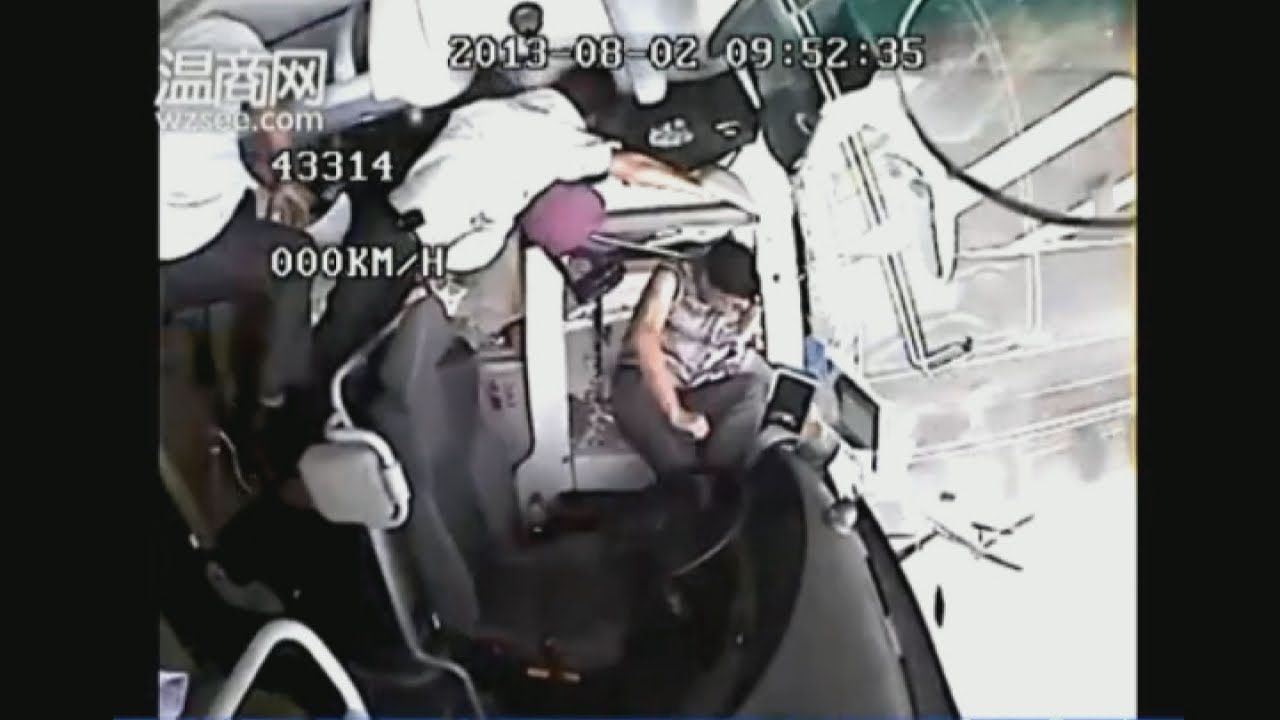 A kínai buszvezető túlélte, hogy kizuhant az ablakon - videó! 