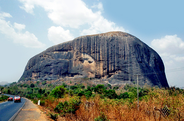 Emberi arc jelent meg egy nigériai sziklán