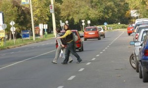 Szeged, szabálytalan gyalogosok a csongrádi sgt-i kiserdõnél. Fotó: Miskolczi