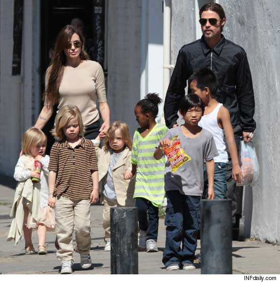Kenguruhúst és molylárvát etet a gyerekeivel Angelina Jolie