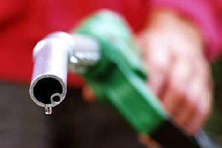 Elemzők: a rezsicsökkentés mellett az üzemanyagárak csökkenése is lefelé húzta az inflációt