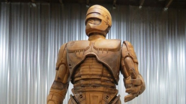 Robotzsaru-szobor és remake