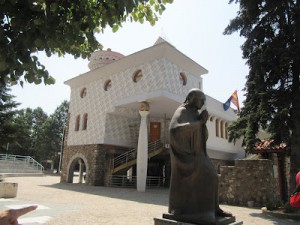 Szobra az emlékház előtt Szkopjéban