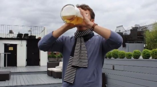 Videó! Alkoholmentes sörrel részegedik a fiatal férfi